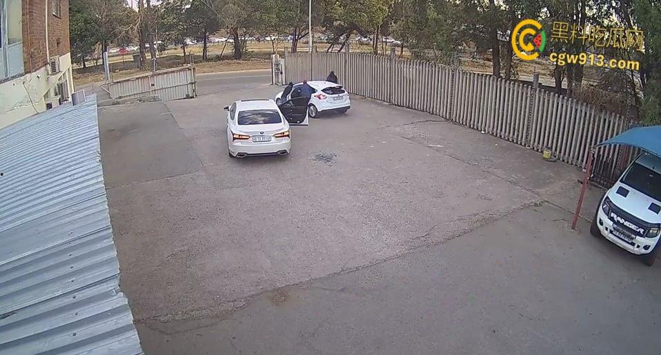 南非震惊绑架案,男子被白色轿车拦住,持枪示威恐吓男子,法外狂徒把他拖上车迅速逃离引热议 ! 第5张 南非震惊绑架案,男子被白色轿车拦住,持枪示威恐吓男子,法外狂徒把他拖上车迅速逃离引热议 ! 第5张