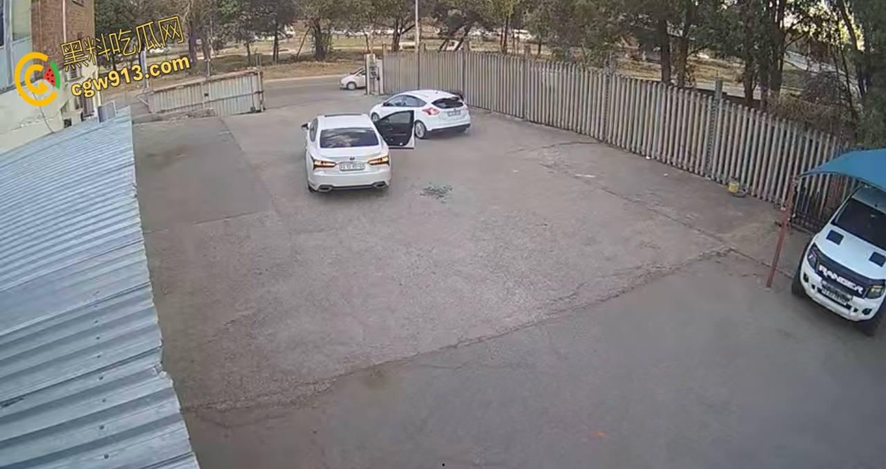 南非震惊绑架案,男子被白色轿车拦住,持枪示威恐吓男子,法外狂徒把他拖上车迅速逃离引热议 ! 第6张 南非震惊绑架案,男子被白色轿车拦住,持枪示威恐吓男子,法外狂徒把他拖上车迅速逃离引热议 ! 第6张