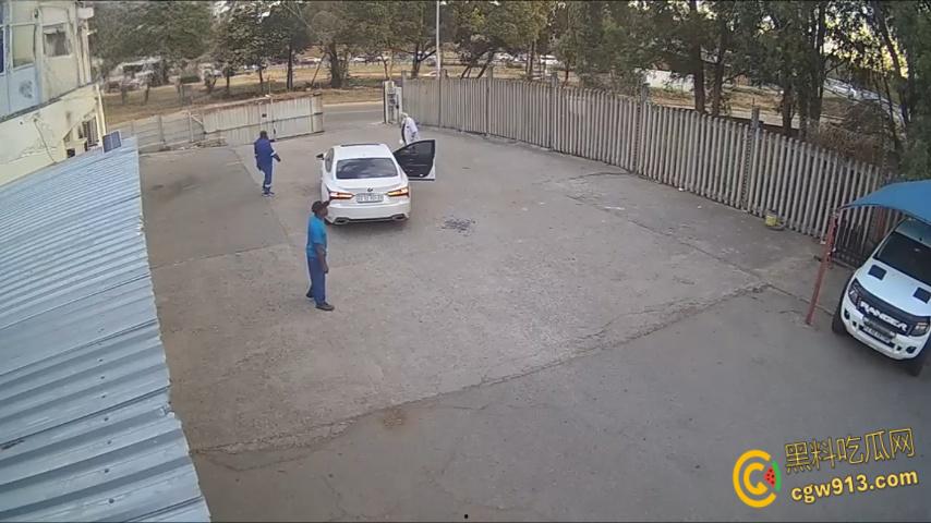 南非震惊绑架案,男子被白色轿车拦住,持枪示威恐吓男子,法外狂徒把他拖上车迅速逃离引热议 ! 第7张 南非震惊绑架案,男子被白色轿车拦住,持枪示威恐吓男子,法外狂徒把他拖上车迅速逃离引热议 ! 第7张