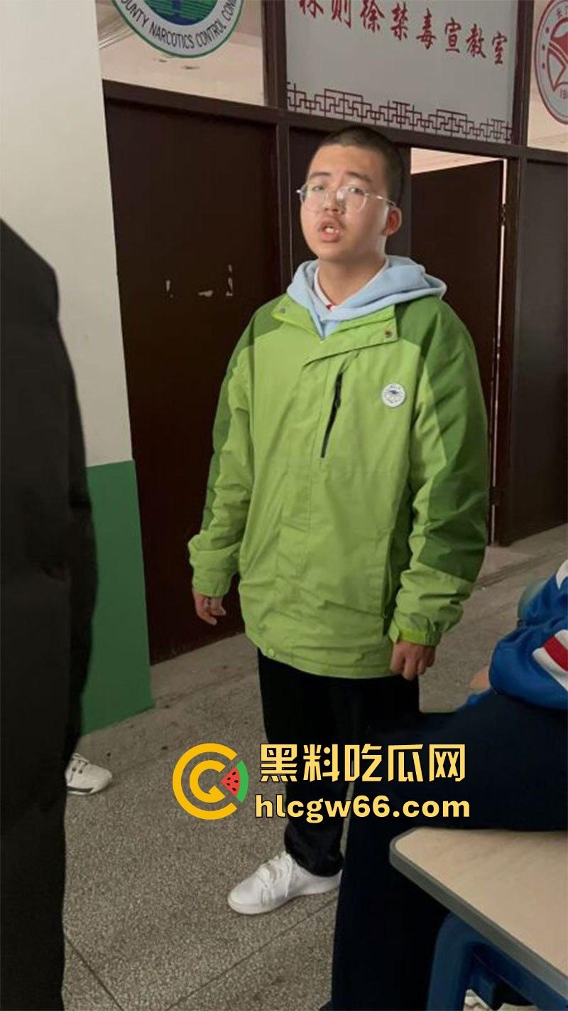 长汀一中高二逆天猥琐男 躲入女厕所隔间偷拍女生放尿 现场被抓视频曝光！  第2张