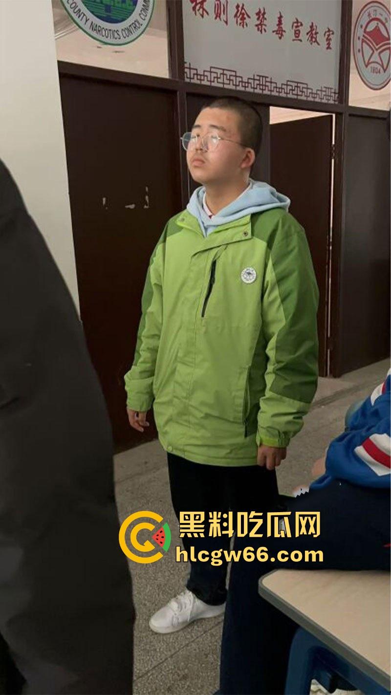 长汀一中高二逆天猥琐男 躲入女厕所隔间偷拍女生放尿 现场被抓视频曝光！  第3张