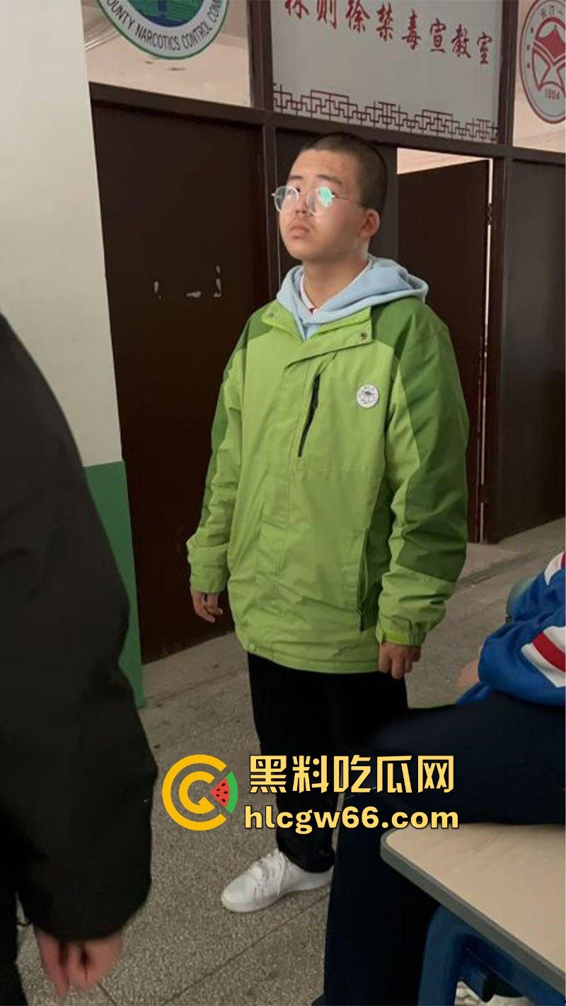 长汀一中高二逆天猥琐男 躲入女厕所隔间偷拍女生放尿 现场被抓视频曝光！  第4张