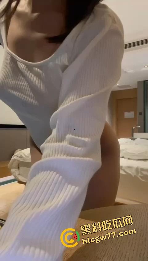 珠海学院研究生【章欣欣】包养到淫化，嫩穴被插黑，后入翘臀爽爆，每次舔棒都求射嘴里，骚得太上头！  第12张