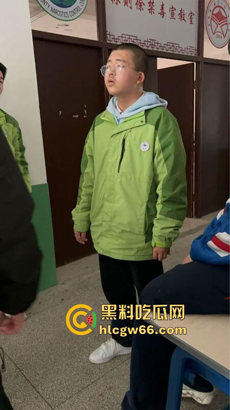 长汀一中高二逆天猥琐男 躲入女厕所隔间偷拍女生放尿 现场被抓视频曝光！  第5张