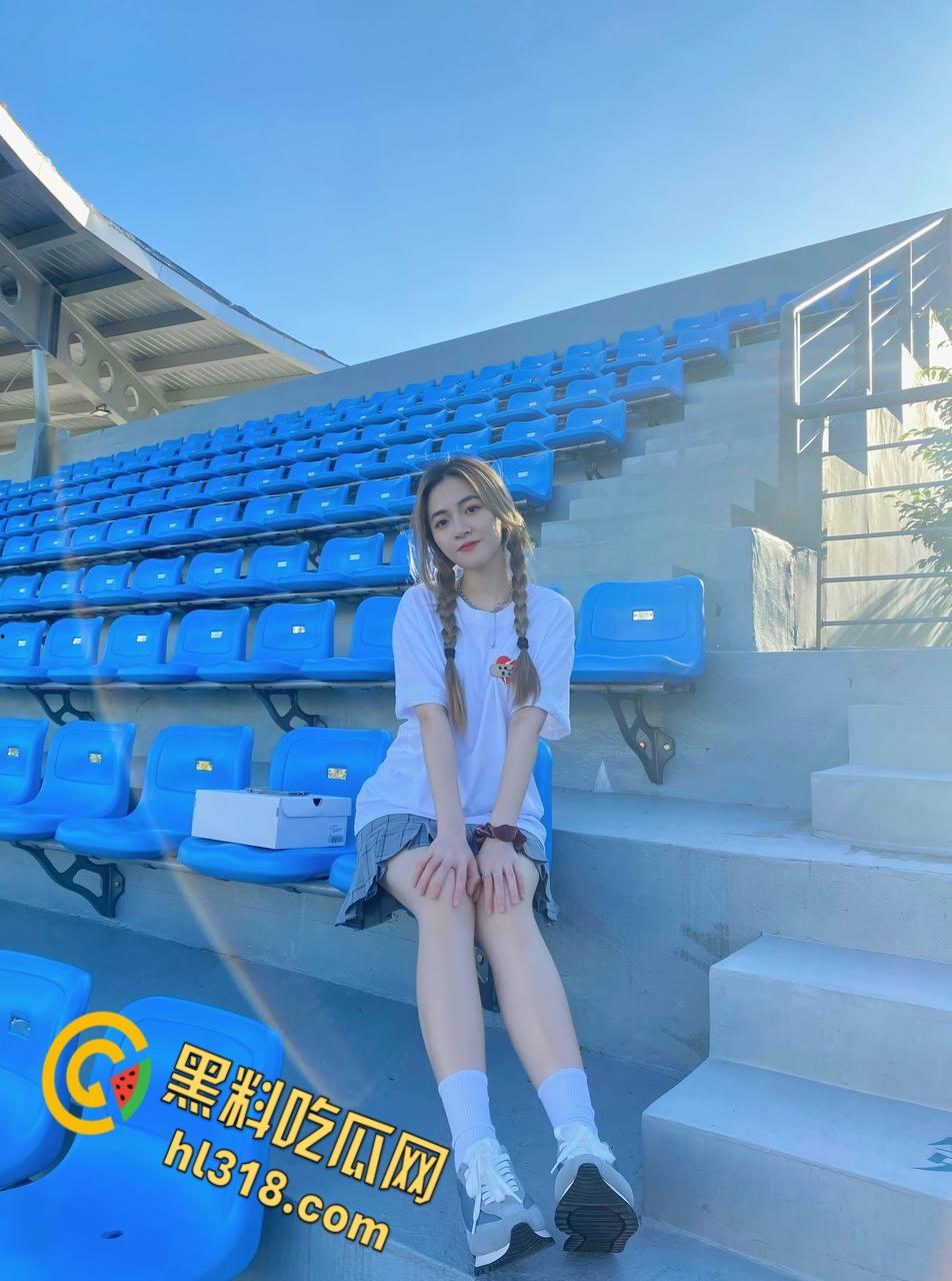 青岛清纯护士【何小笙】，对镜后入疯狂打桩，黑丝眼镜母狗床上淫水横流，自拍被操表情真淫荡 !  第1张