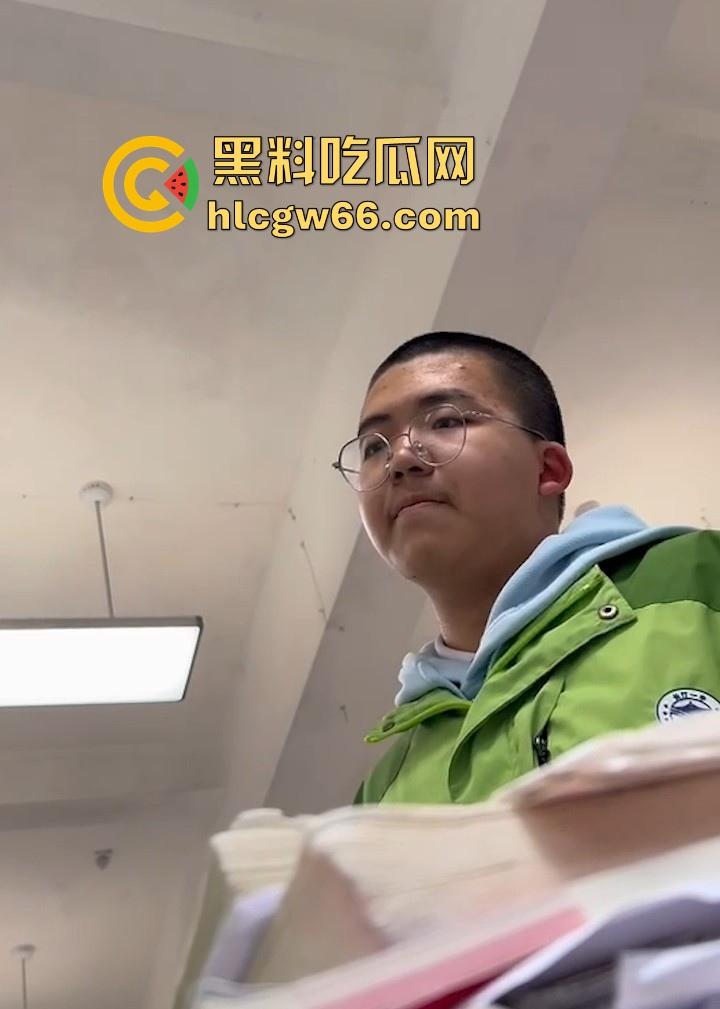长汀一中高二逆天猥琐男 躲入女厕所隔间偷拍女生放尿 现场被抓视频曝光！  第7张