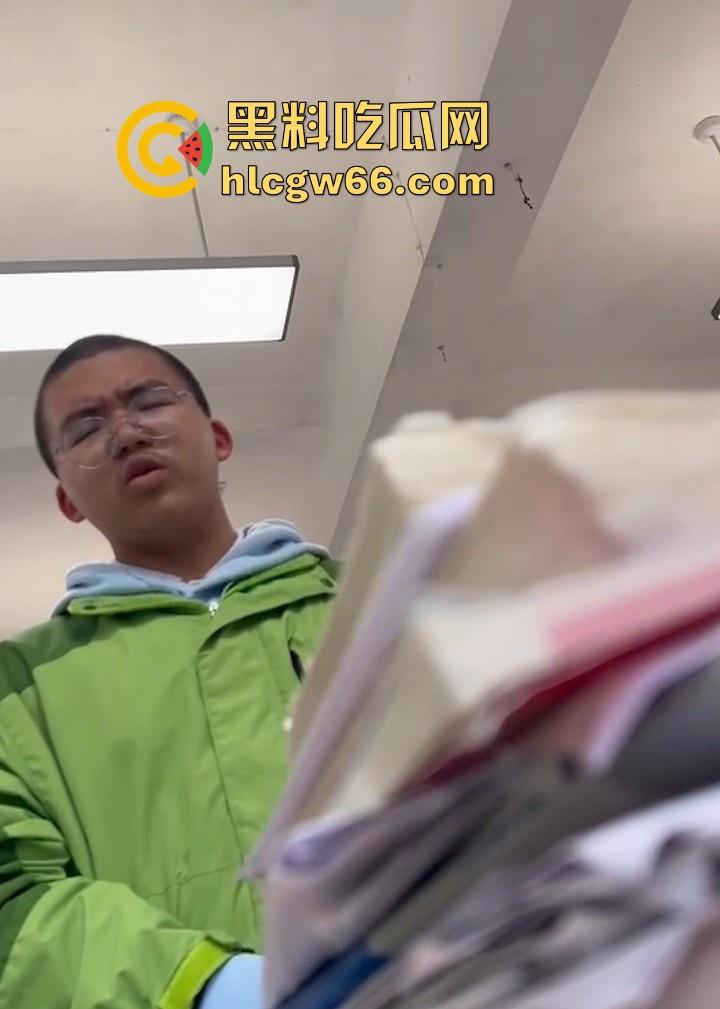 长汀一中高二逆天猥琐男 躲入女厕所隔间偷拍女生放尿 现场被抓视频曝光！  第8张