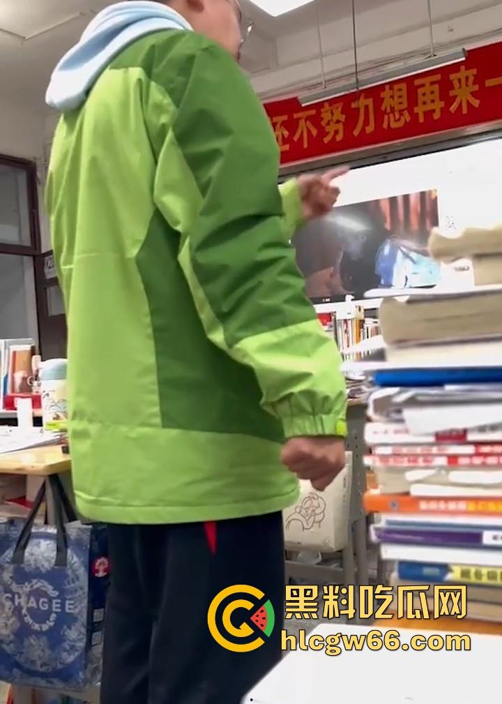 长汀一中高二逆天猥琐男 躲入女厕所隔间偷拍女生放尿 现场被抓视频曝光！  第9张