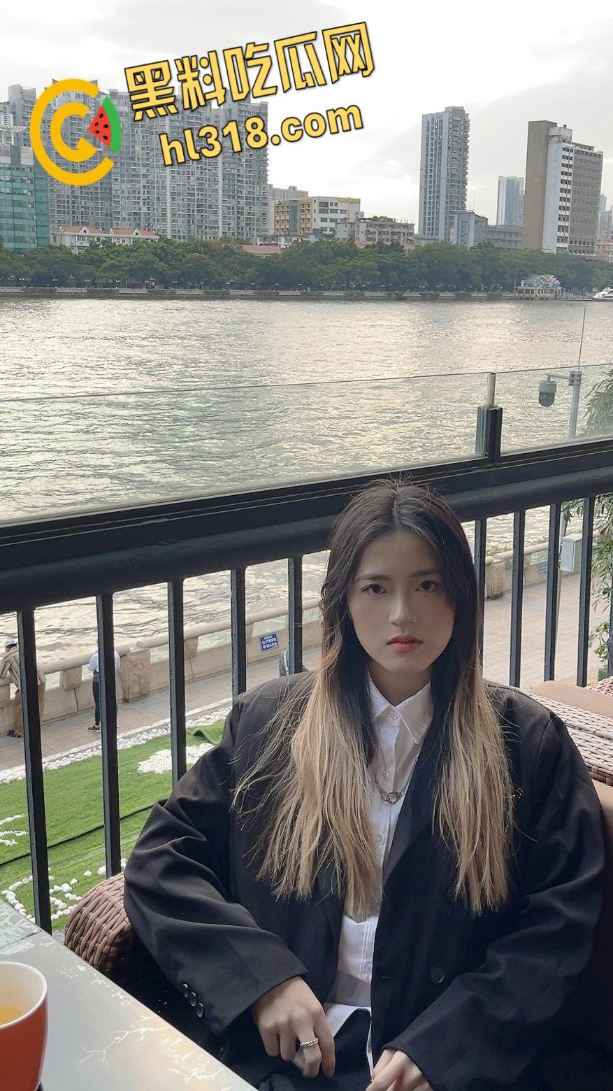 青岛清纯护士【何小笙】，对镜后入疯狂打桩，黑丝眼镜母狗床上淫水横流，自拍被操表情真淫荡 !  第3张