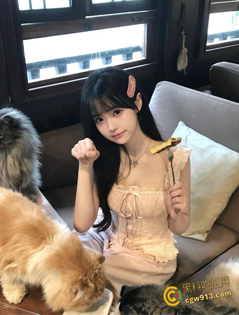 帮妹妹户外拍写真，性感皮裙大长腿，骚穴在肉丝下若隐若现，主动跪地口交，后入爆操激情内射 ！  第1张