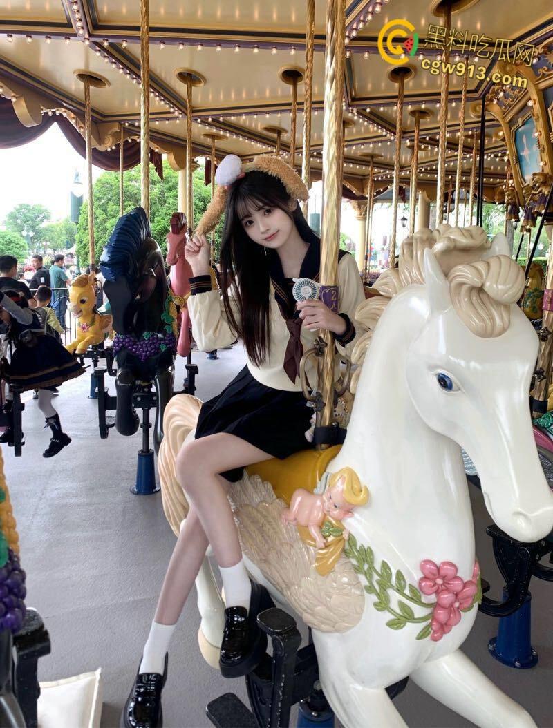 帮妹妹户外拍写真，性感皮裙大长腿，骚穴在肉丝下若隐若现，主动跪地口交，后入爆操激情内射 ！  第2张