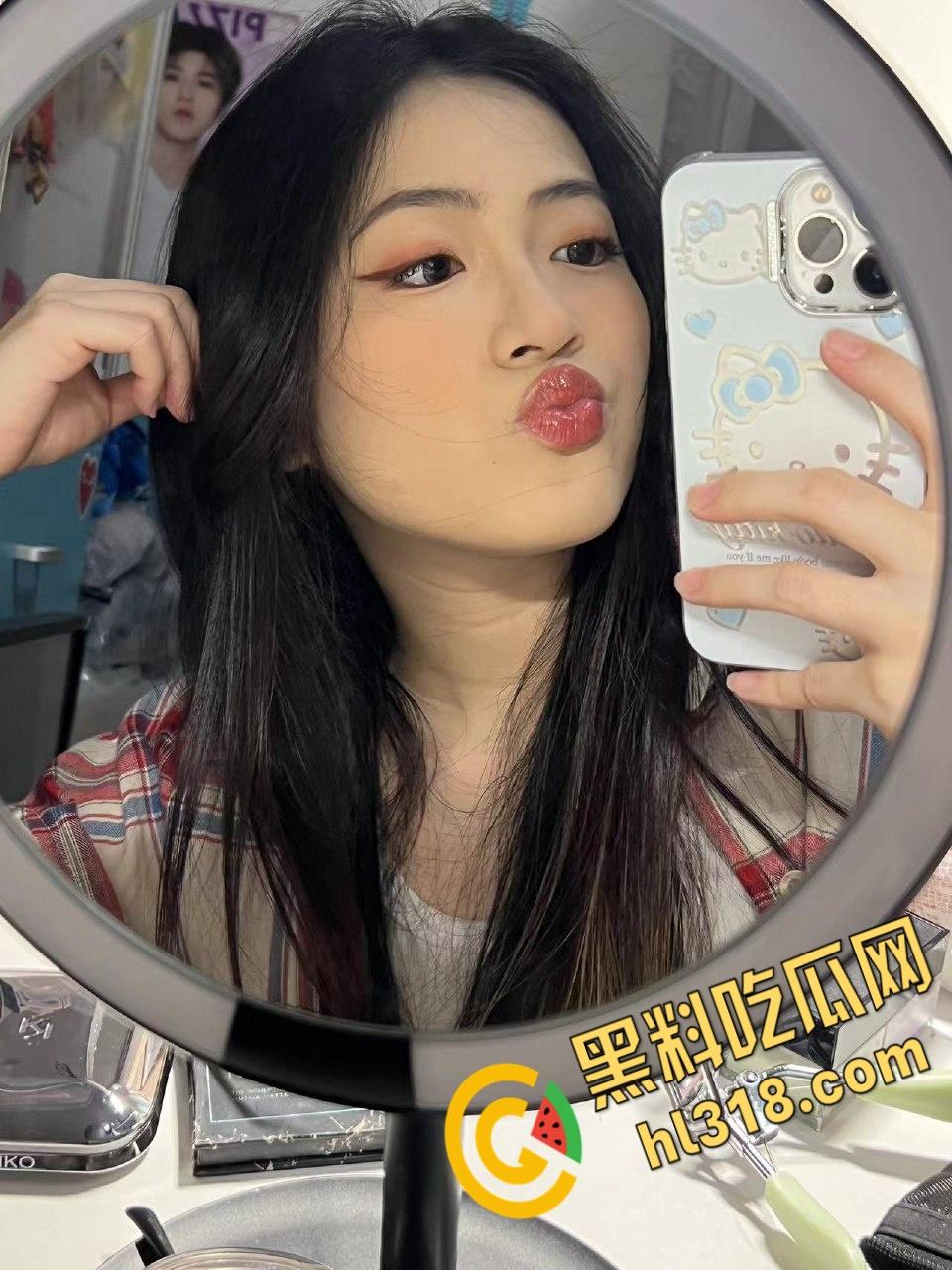 青岛清纯护士【何小笙】，对镜后入疯狂打桩，黑丝眼镜母狗床上淫水横流，自拍被操表情真淫荡 !  第5张