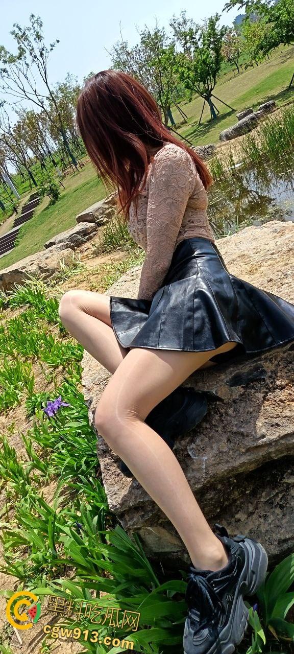 帮妹妹户外拍写真，性感皮裙大长腿，骚穴在肉丝下若隐若现，主动跪地口交，后入爆操激情内射 ！  第3张