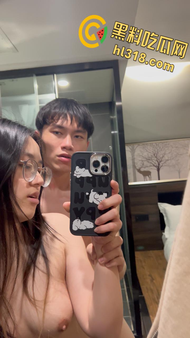 青岛清纯护士【何小笙】，对镜后入疯狂打桩，黑丝眼镜母狗床上淫水横流，自拍被操表情真淫荡 !  第7张