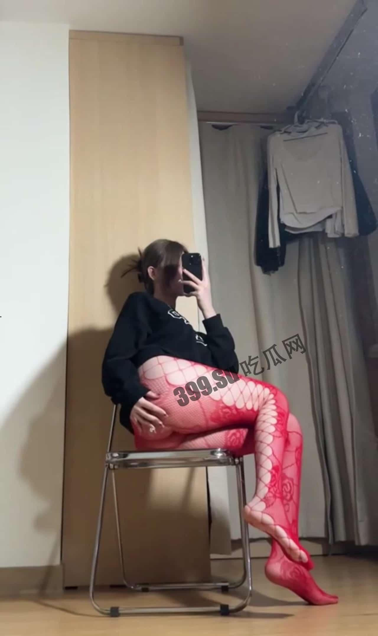 抖音网红 #微密圈 #乙醇子呀 蓝色JK服+红色战衣  第4张