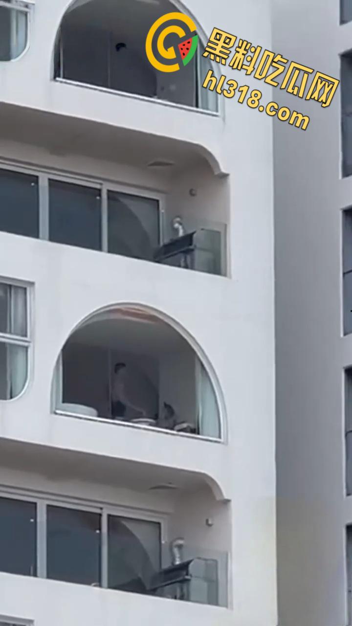 有钱人真会玩,打炮都不拉窗帘的,白嫩身材趴在玻璃后入,双月湾的风景真不错啊 ! 第1张 有钱人真会玩,打炮都不拉窗帘的,白嫩身材趴在玻璃后入,双月湾的风景真不错啊 ! 第1张