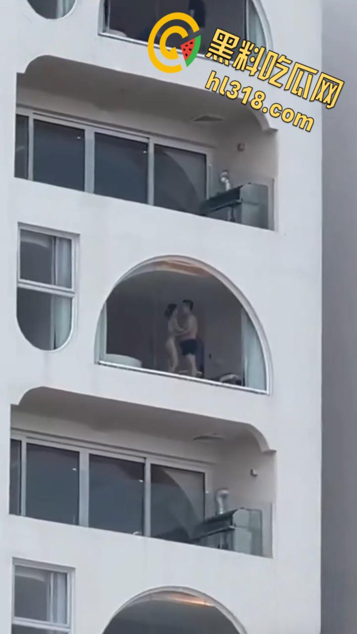 有钱人真会玩,打炮都不拉窗帘的,白嫩身材趴在玻璃后入,双月湾的风景真不错啊 ! 第2张 有钱人真会玩,打炮都不拉窗帘的,白嫩身材趴在玻璃后入,双月湾的风景真不错啊 ! 第2张