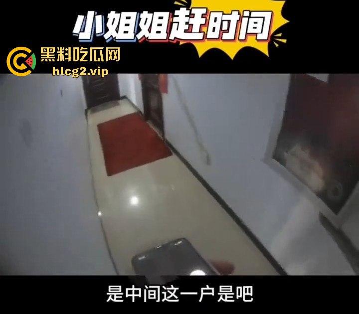 被锁在卧室急着开门？男子提着裤子现身，原来小姐姐心虚有原因！  第5张