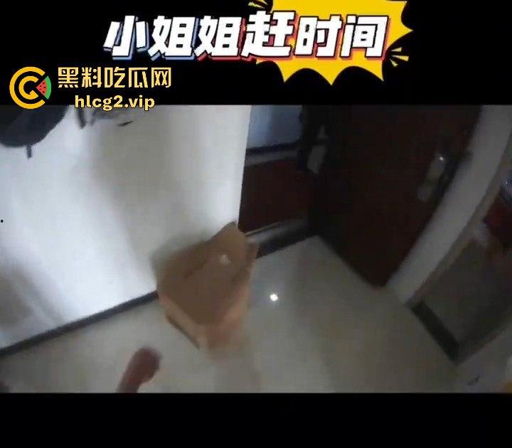 被锁在卧室急着开门？男子提着裤子现身，原来小姐姐心虚有原因！  第6张