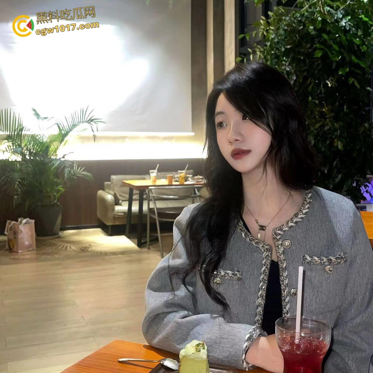 大长腿销售亲姐看我如此燥热,主动脱裤跪地口交,穿着OL制服和圣诞制服,跳蛋玩弄白虎骚穴,被我连续内射两次 ! 第2张 大长腿销售亲姐看我如此燥热,主动脱裤跪地口交,穿着OL制服和圣诞制服,跳蛋玩弄白虎骚穴,被我连续内射两次 ! 第2张