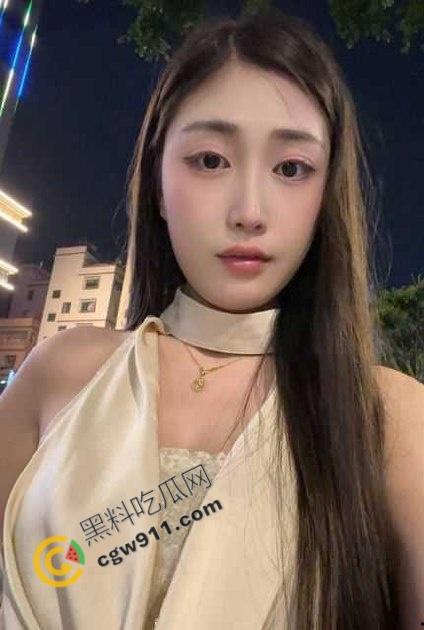 叔嫂乱伦！偷情不锁门叫床被表妹发现，对镜跪舔，后入内射，精液喂进嘴里，淫荡乱伦激情无限  第1张