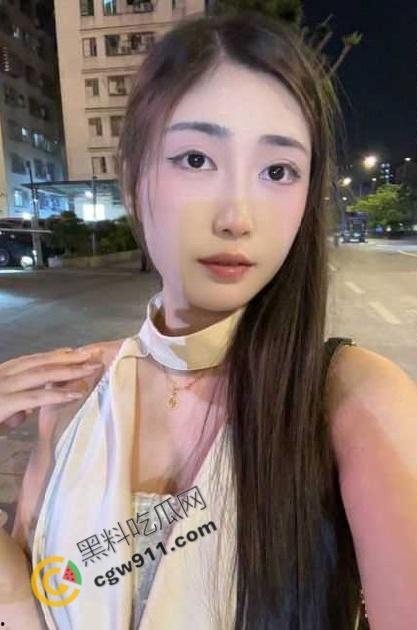 叔嫂乱伦！偷情不锁门叫床被表妹发现，对镜跪舔，后入内射，精液喂进嘴里，淫荡乱伦激情无限  第2张