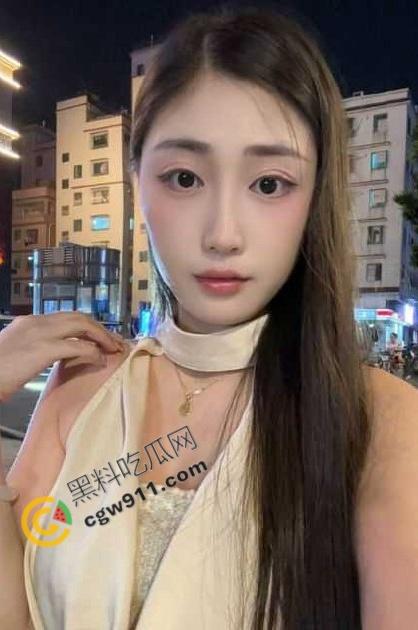 叔嫂乱伦！偷情不锁门叫床被表妹发现，对镜跪舔，后入内射，精液喂进嘴里，淫荡乱伦激情无限  第3张