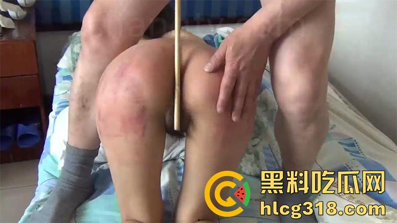变态爸爸调教女儿，藤条抽逼打屁股，电棍电击肥臀，屁股上插满针管，虐的女儿哭腔哀嚎求饶！  第1张