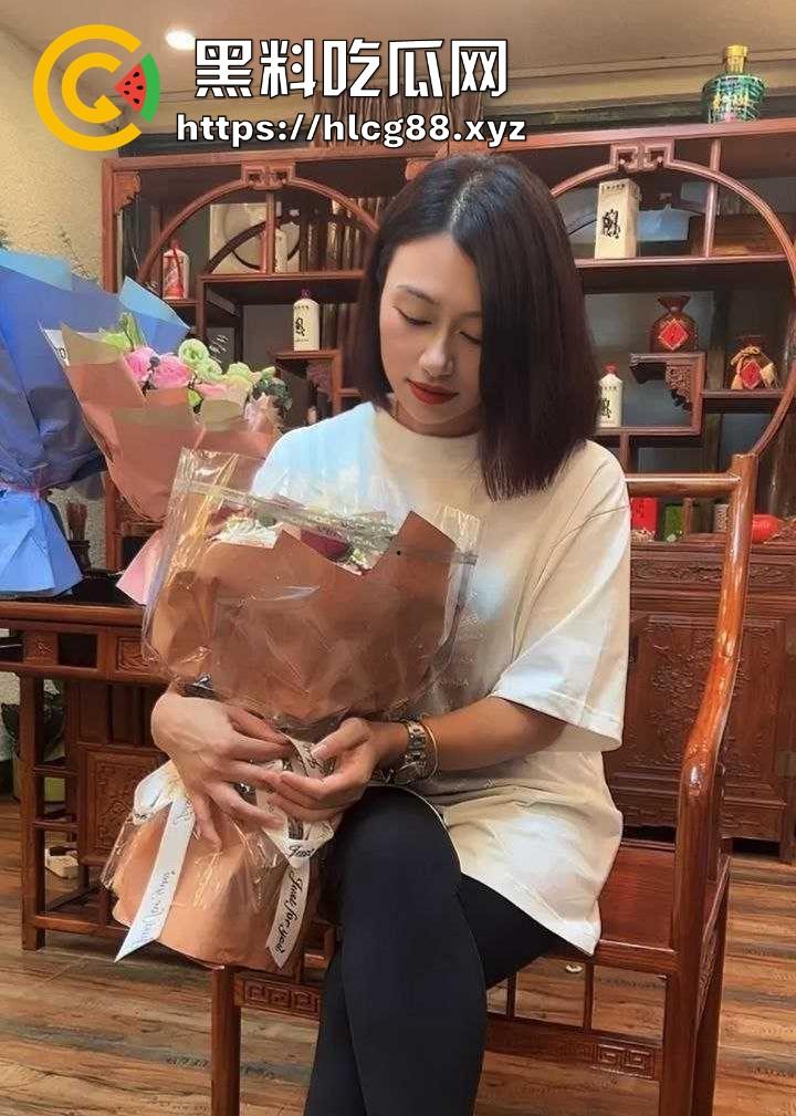 罗森休息区惊现饥渴少妇 公共场合竟然直接发骚自慰 不顾旁人忘我呻吟 这是有多快乐啊！  第3张