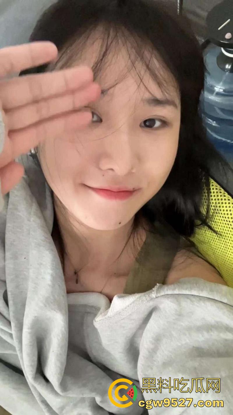 鲁东大学长腿御姐【苏佳玉】，颜值清纯可爱，但身材却高挑性感，穿上诱人黑丝真是没谁了！  第3张