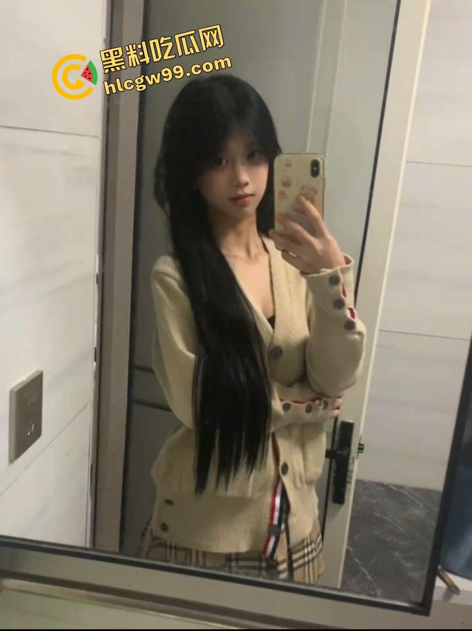 抖音极品清纯双马尾反差嫩妹『给时间一点时间』跪地口交金主爸爸，激烈女上独家曝光流出！  第2张