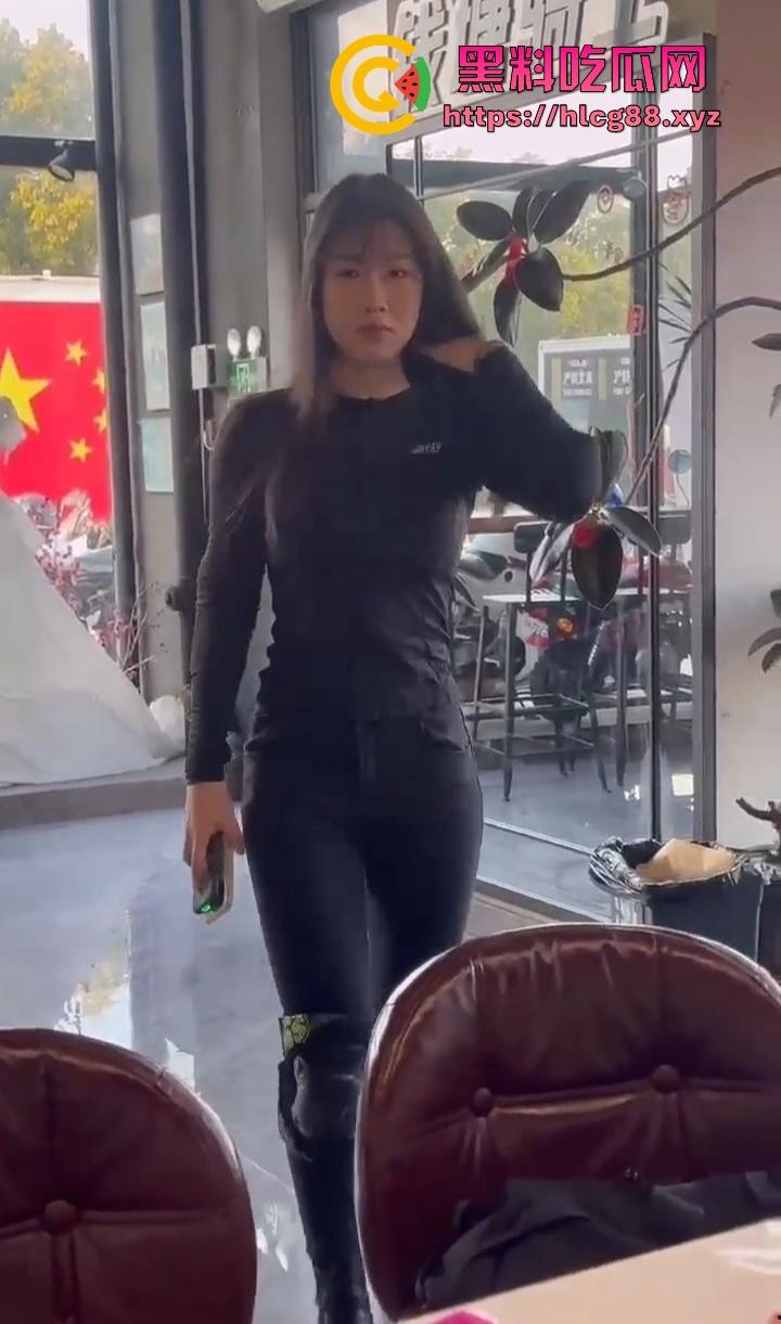 常州奥体又一女骑炸街陨落,10来个精神小伙见了B就跟丧尸一样围追堵截 结果姑娘压弯翻车 直接游戏结束! 第6张 常州奥体又一女骑炸街陨落,10来个精神小伙见了B就跟丧尸一样围追堵截 结果姑娘压弯翻车 直接游戏结束! 第6张