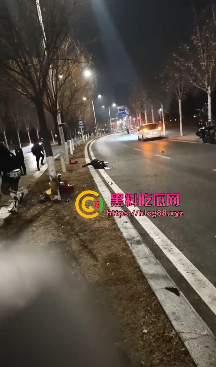 常州奥体又一女骑炸街陨落,10来个精神小伙见了B就跟丧尸一样围追堵截 结果姑娘压弯翻车 直接游戏结束! 第10张 常州奥体又一女骑炸街陨落,10来个精神小伙见了B就跟丧尸一样围追堵截 结果姑娘压弯翻车 直接游戏结束! 第10张