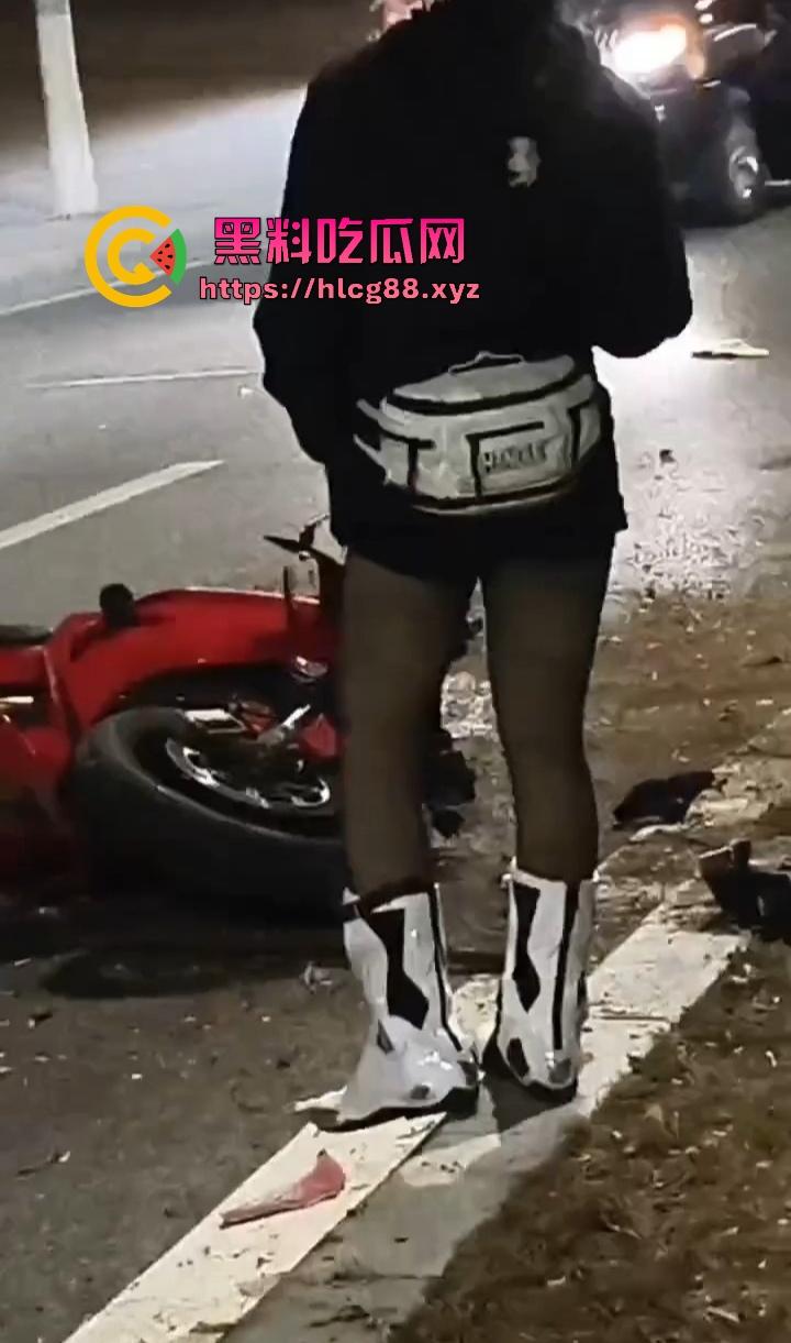 常州奥体又一女骑炸街陨落,10来个精神小伙见了B就跟丧尸一样围追堵截 结果姑娘压弯翻车 直接游戏结束! 第11张 常州奥体又一女骑炸街陨落,10来个精神小伙见了B就跟丧尸一样围追堵截 结果姑娘压弯翻车 直接游戏结束! 第11张