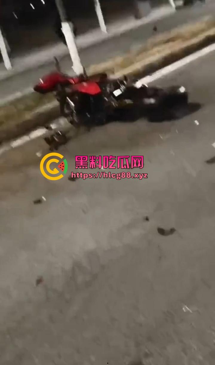 常州奥体又一女骑炸街陨落,10来个精神小伙见了B就跟丧尸一样围追堵截 结果姑娘压弯翻车 直接游戏结束! 第12张 常州奥体又一女骑炸街陨落,10来个精神小伙见了B就跟丧尸一样围追堵截 结果姑娘压弯翻车 直接游戏结束! 第12张