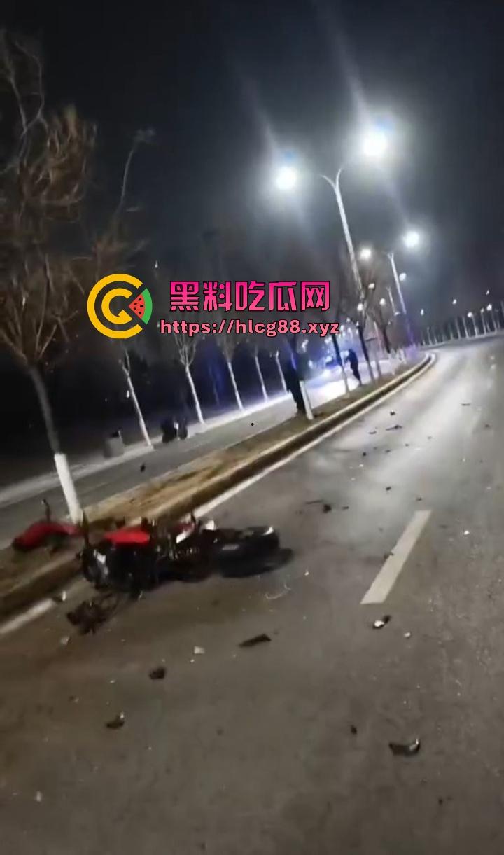 常州奥体又一女骑炸街陨落,10来个精神小伙见了B就跟丧尸一样围追堵截 结果姑娘压弯翻车 直接游戏结束! 第14张 常州奥体又一女骑炸街陨落,10来个精神小伙见了B就跟丧尸一样围追堵截 结果姑娘压弯翻车 直接游戏结束! 第14张