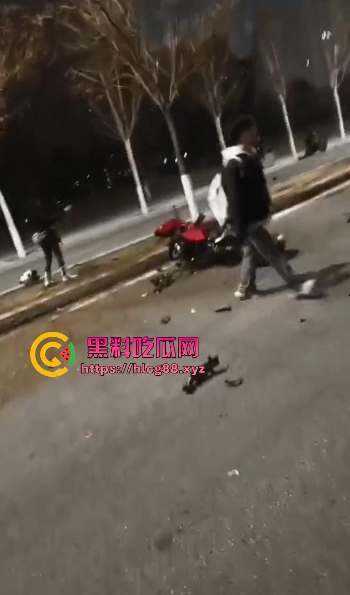 常州奥体又一女骑炸街陨落,10来个精神小伙见了B就跟丧尸一样围追堵截 结果姑娘压弯翻车 直接游戏结束! 第15张 常州奥体又一女骑炸街陨落,10来个精神小伙见了B就跟丧尸一样围追堵截 结果姑娘压弯翻车 直接游戏结束! 第15张