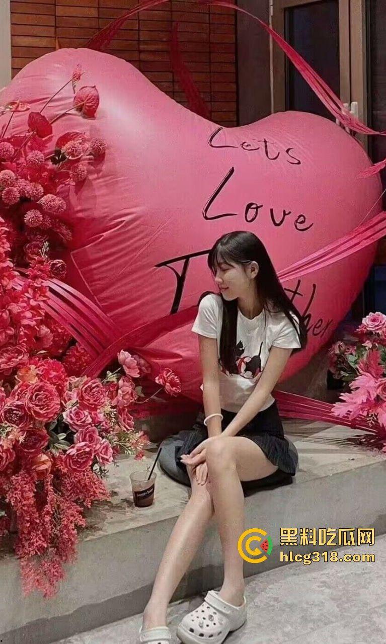 反差女友【刘依云】被男友偷拍抓屁股，正面操丰满奶子大，还害羞不敢露脸，实则骚逼！  第1张