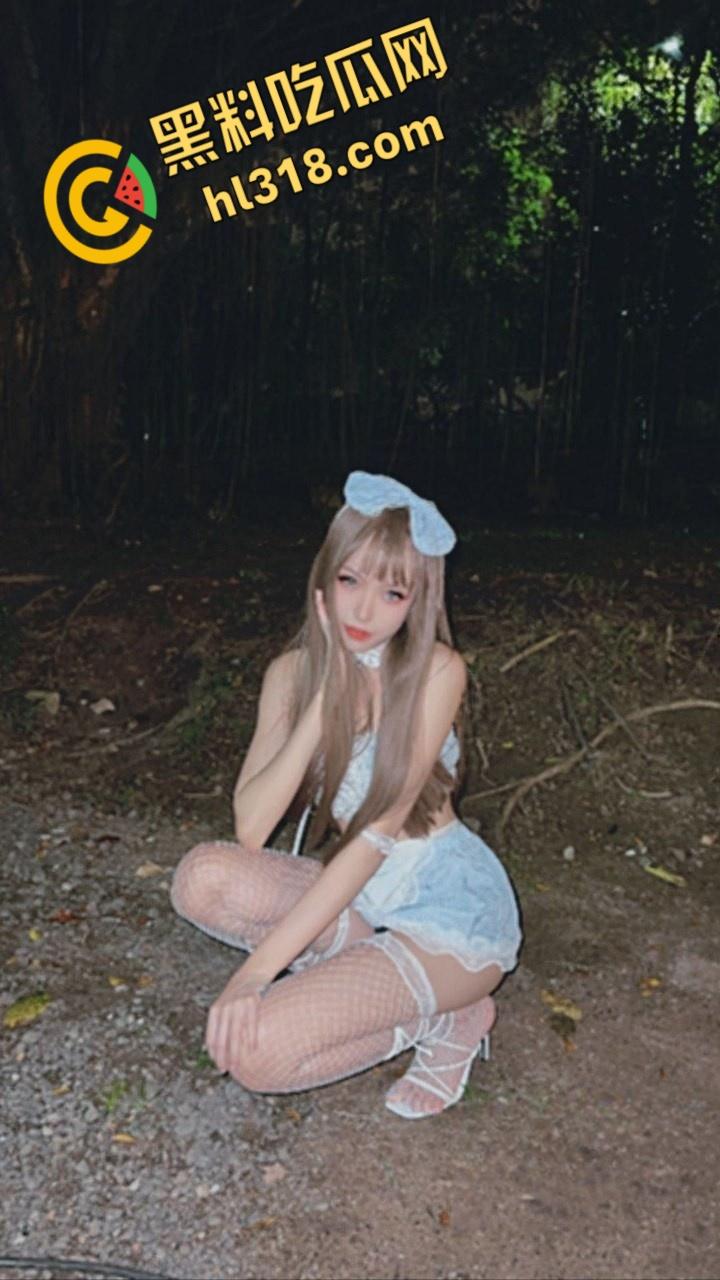 高颜值情侣露脸激情啪啪，女主跪在地上含情脉脉的吞吐，后入小骚穴娇喘连连，男友都要被榨干了 ！  第1张