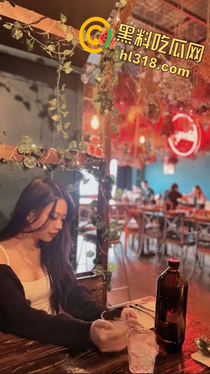 高颜值情侣露脸激情啪啪，女主跪在地上含情脉脉的吞吐，后入小骚穴娇喘连连，男友都要被榨干了 ！  第2张