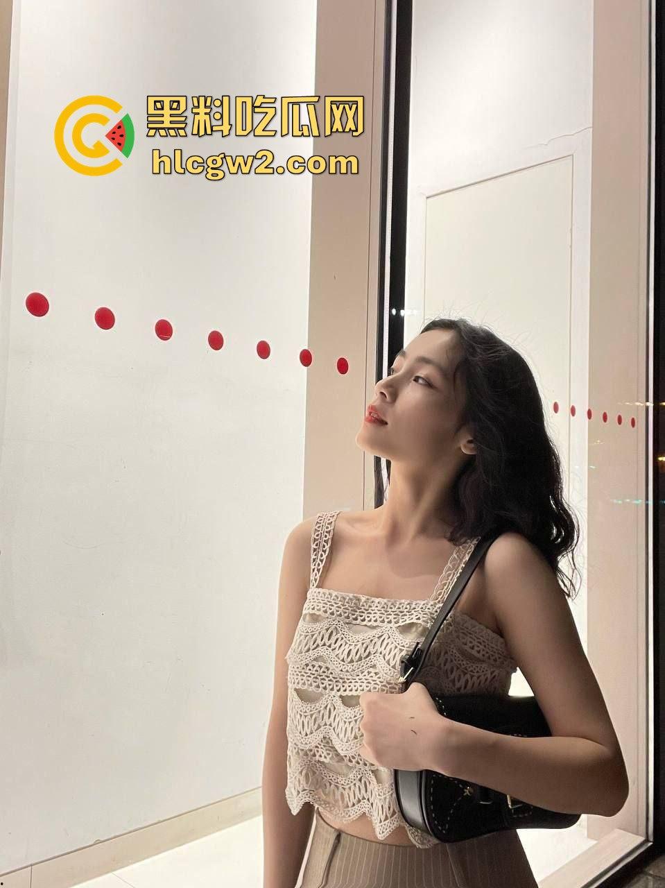 男人都爱女友沉浸式口交的样子原因揭秘 双手握奶 后位猛插啪啪作响 第一视角摇动大灯让人顶到爆！  第1张