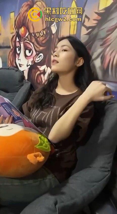 男人都爱女友沉浸式口交的样子原因揭秘 双手握奶 后位猛插啪啪作响 第一视角摇动大灯让人顶到爆！  第8张