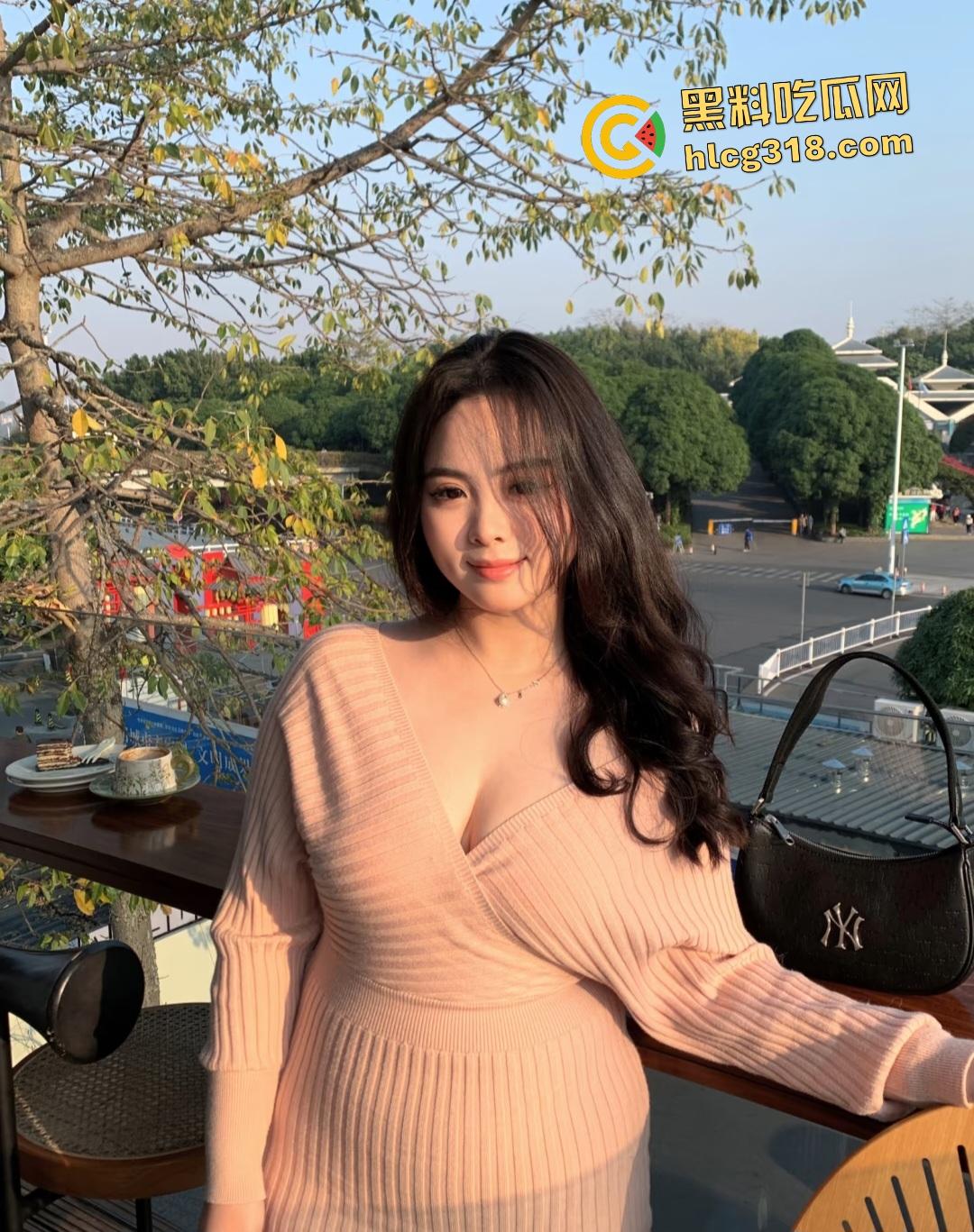 丰满大学生户外直播大衣里面全裸只穿黑丝,翘臀对镜头抠逼自慰,谁知被车上大哥偷拍正着! 第2张 丰满大学生户外直播大衣里面全裸只穿黑丝,翘臀对镜头抠逼自慰,谁知被车上大哥偷拍正着! 第2张