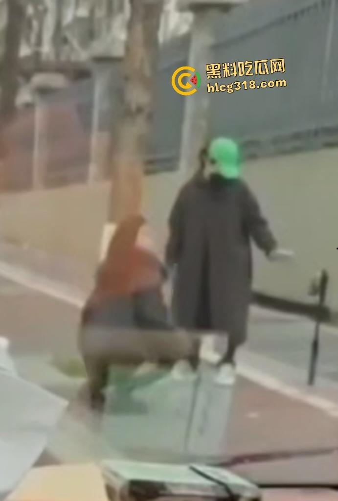 丰满大学生户外直播大衣里面全裸只穿黑丝,翘臀对镜头抠逼自慰,谁知被车上大哥偷拍正着! 第4张 丰满大学生户外直播大衣里面全裸只穿黑丝,翘臀对镜头抠逼自慰,谁知被车上大哥偷拍正着! 第4张