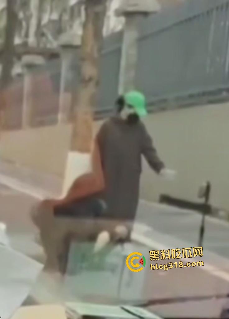 丰满大学生户外直播大衣里面全裸只穿黑丝,翘臀对镜头抠逼自慰,谁知被车上大哥偷拍正着! 第5张 丰满大学生户外直播大衣里面全裸只穿黑丝,翘臀对镜头抠逼自慰,谁知被车上大哥偷拍正着! 第5张