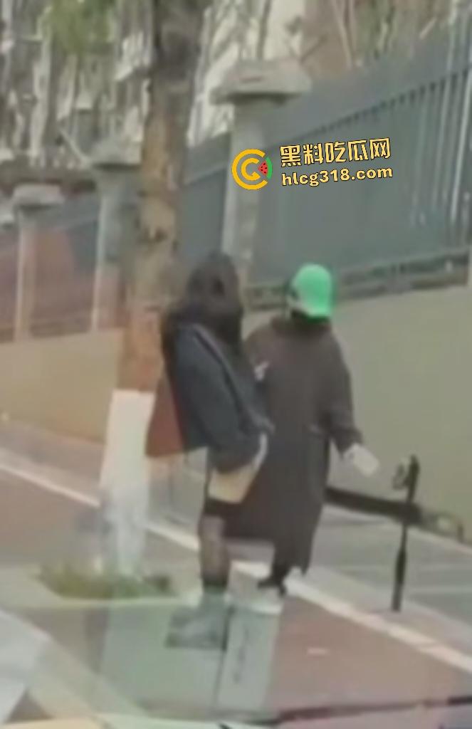 丰满大学生户外直播大衣里面全裸只穿黑丝,翘臀对镜头抠逼自慰,谁知被车上大哥偷拍正着! 第7张 丰满大学生户外直播大衣里面全裸只穿黑丝,翘臀对镜头抠逼自慰,谁知被车上大哥偷拍正着! 第7张