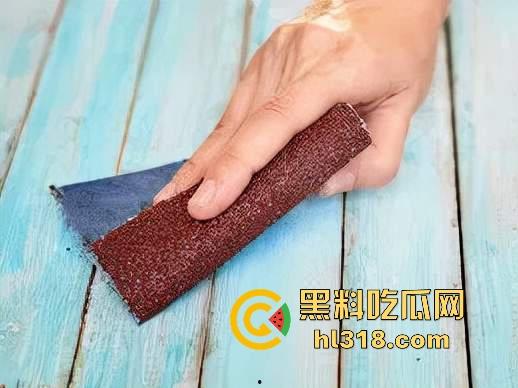 不是哥们对自己这么狠的吗？直接叫巨乳美女上砂纸帮你撸管，血都磨出来了，真当自己的是铁棒呀！  第1张