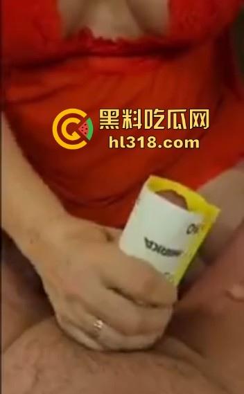 不是哥们对自己这么狠的吗？直接叫巨乳美女上砂纸帮你撸管，血都磨出来了，真当自己的是铁棒呀！  第4张