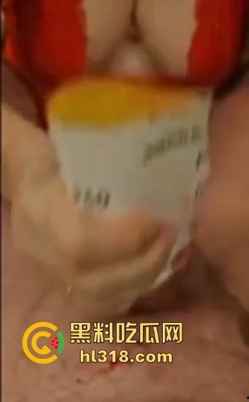 不是哥们对自己这么狠的吗？直接叫巨乳美女上砂纸帮你撸管，血都磨出来了，真当自己的是铁棒呀！  第7张