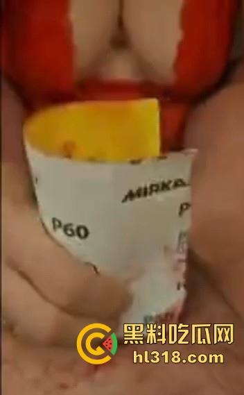 不是哥们对自己这么狠的吗？直接叫巨乳美女上砂纸帮你撸管，血都磨出来了，真当自己的是铁棒呀！  第9张